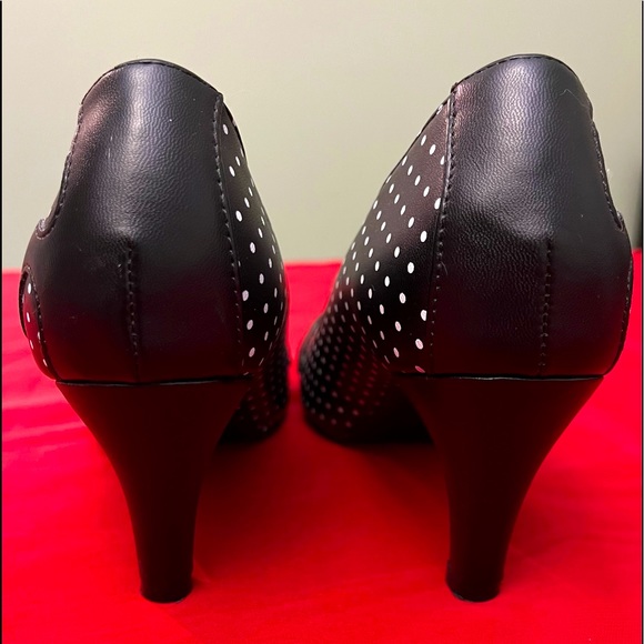 T.U.K Shoes Polka Dot Kitty Cat Heels Sz 7 - EUC - Picture 4 of 6